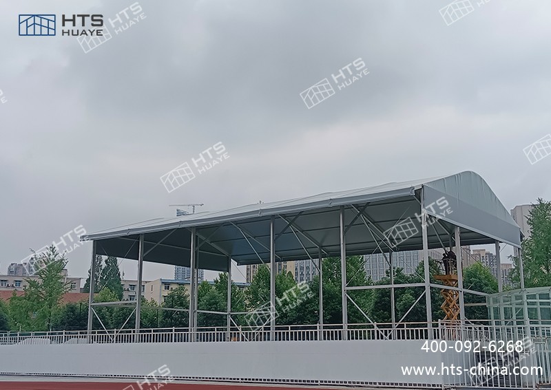某科技大學又新建一座350平方米的網球館篷房，邊高可達9.6米