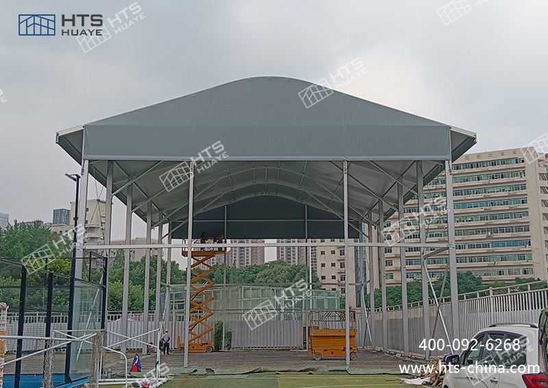 某科技大學又新建一座350平方米的網球館篷房，邊高可達9.6米