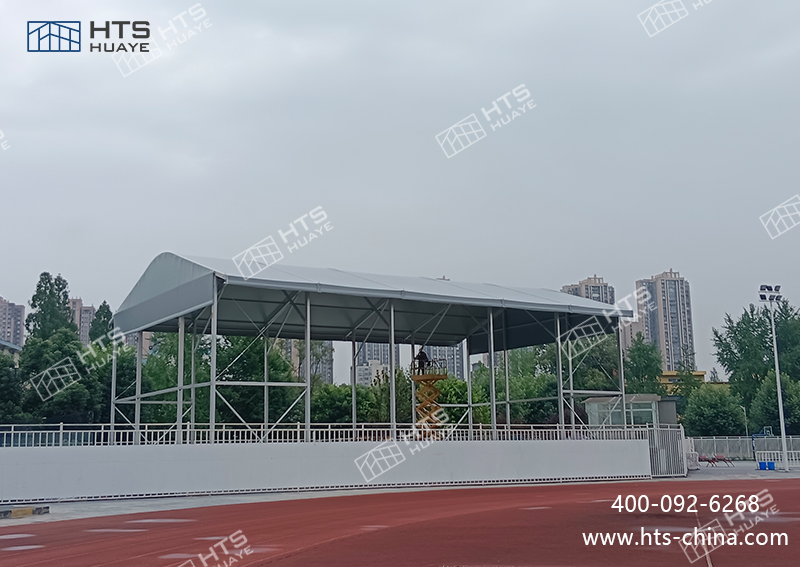 某科技大學又新建一座350平方米的網球館篷房，邊高可達9.6米